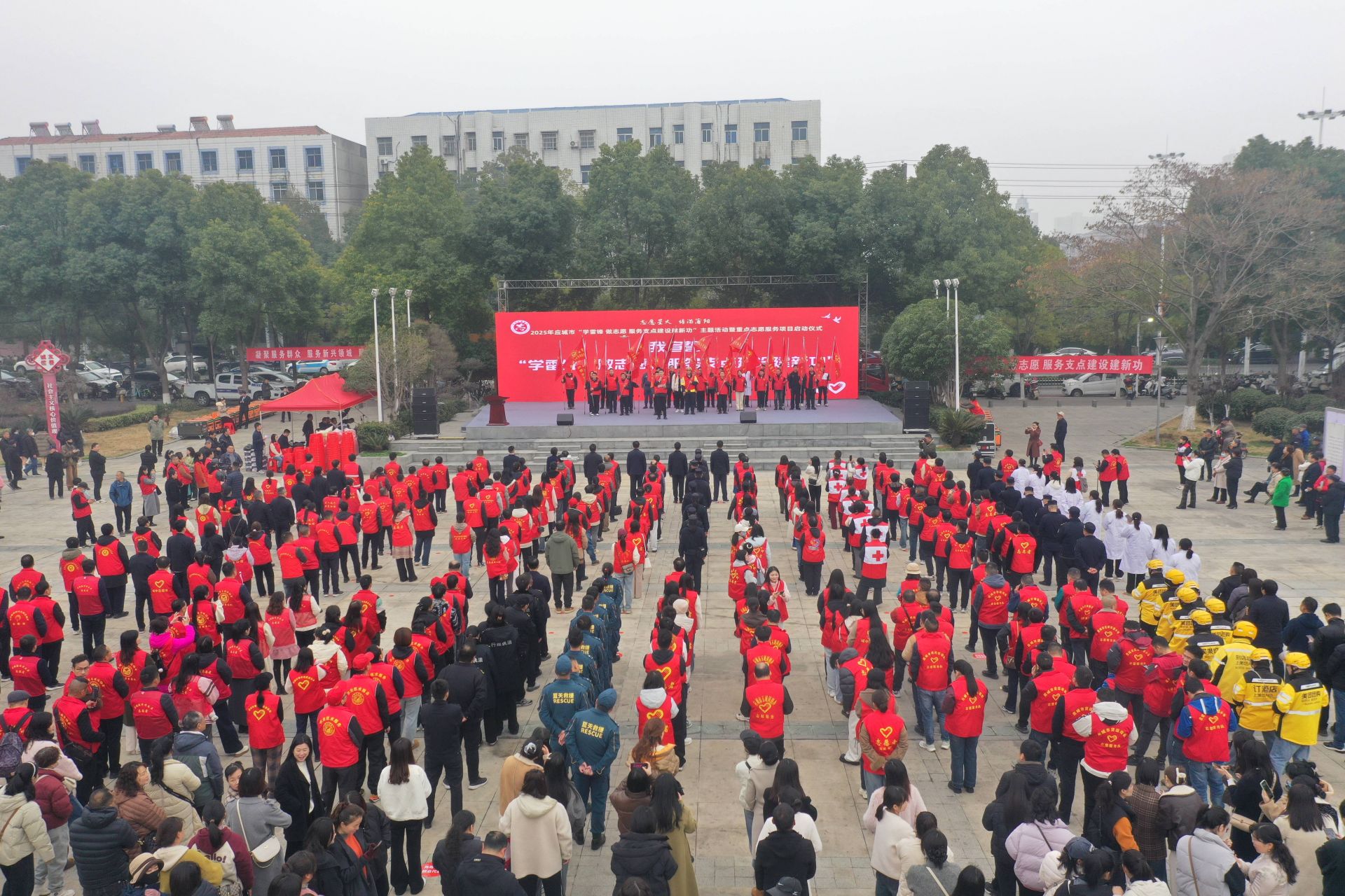 活動(dòng)現(xiàn)場，還舉行了新就業(yè)志愿服務(wù)隊(duì)授旗儀式  孫縉攝.jpg.jpg