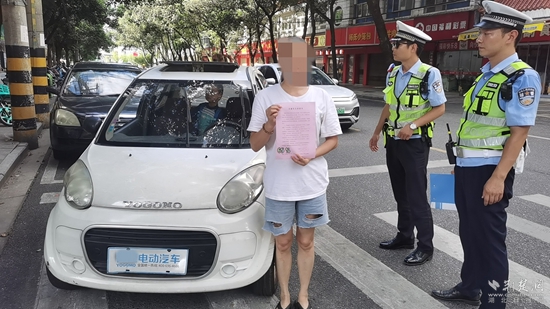 圖1：對情節(jié)輕微的車主，通過寫承諾書方式開展勸誡引導.jpg