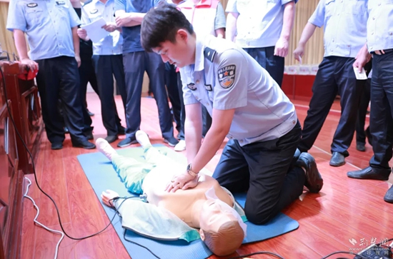 7月17日，嘉魚縣公安局治安大隊會同縣紅十字會組織開展一線民輔警防溺水急救技能專項培訓(xùn).jpg